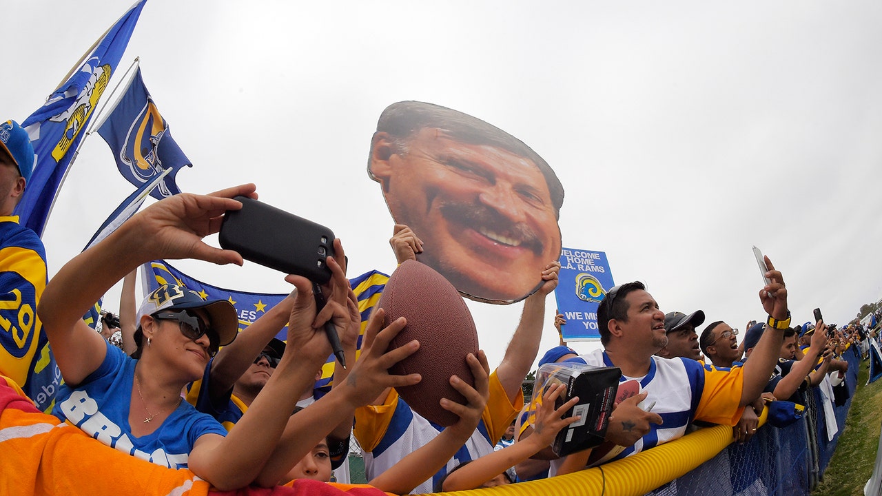 Big fan turnout greets Rams at their California workout